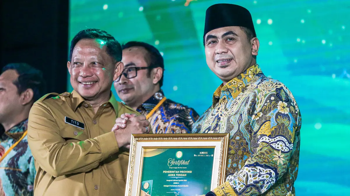 PENUH PRESTASI: Wakil Gubernur Jawa Tengah, Taj Yasin Maimoen, yang mewakili Gubernur Ahmad Luthfi meberima penghargaan pada malam penganugerahan yang diselenggarakan Komite Nasional Ekonomi dan Keuangan Syariah (KNEKS) bekerja sama dengan CNN Indonesia di Auditorium Bank Mega, Jakarta, Senin, 6 Juli 2026.