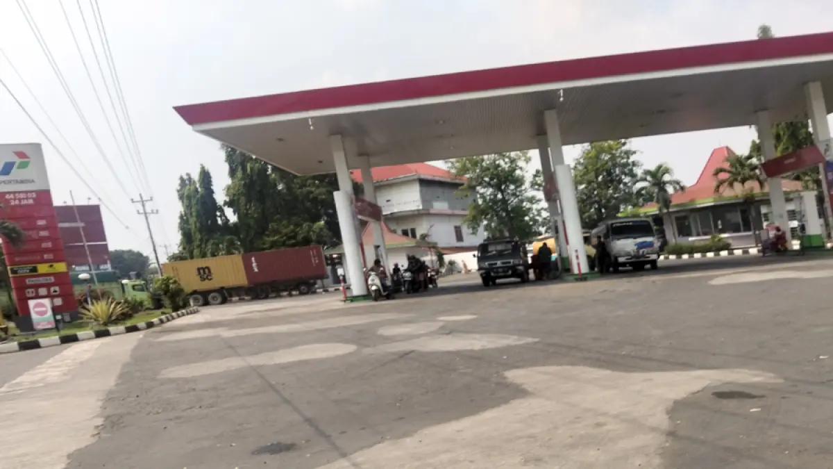 BEKERJA: Pegawai SPBU turut Desa Widorokandang, Pati melayani pengguna montor kemarin. (ANDRE FAIDHIL FALAH/RADAR KUDUS)