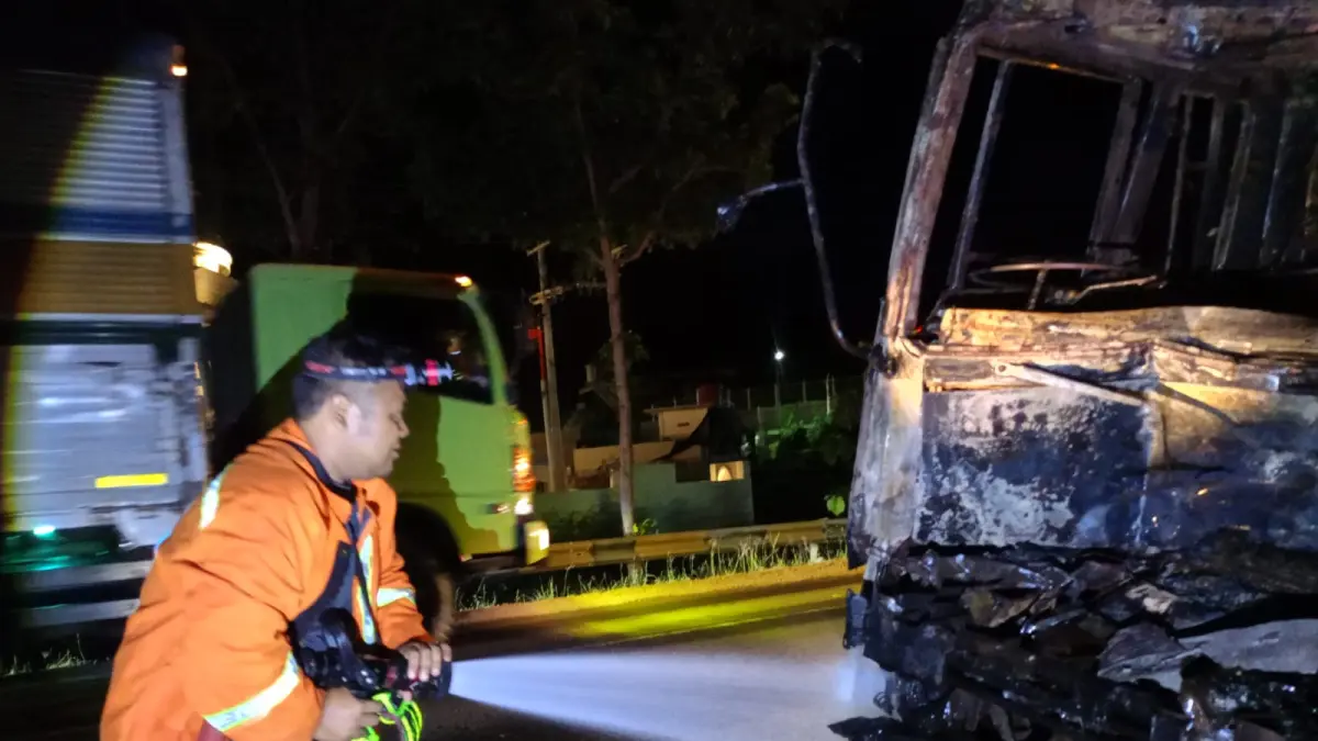 BPBD REMBANG UNTUK RADAR KUDUS

PADAMKAN API: Petugas Damkar memadamkan api yang menghanguskan truk bermuatan glasswool di Jatisari Sluke.
