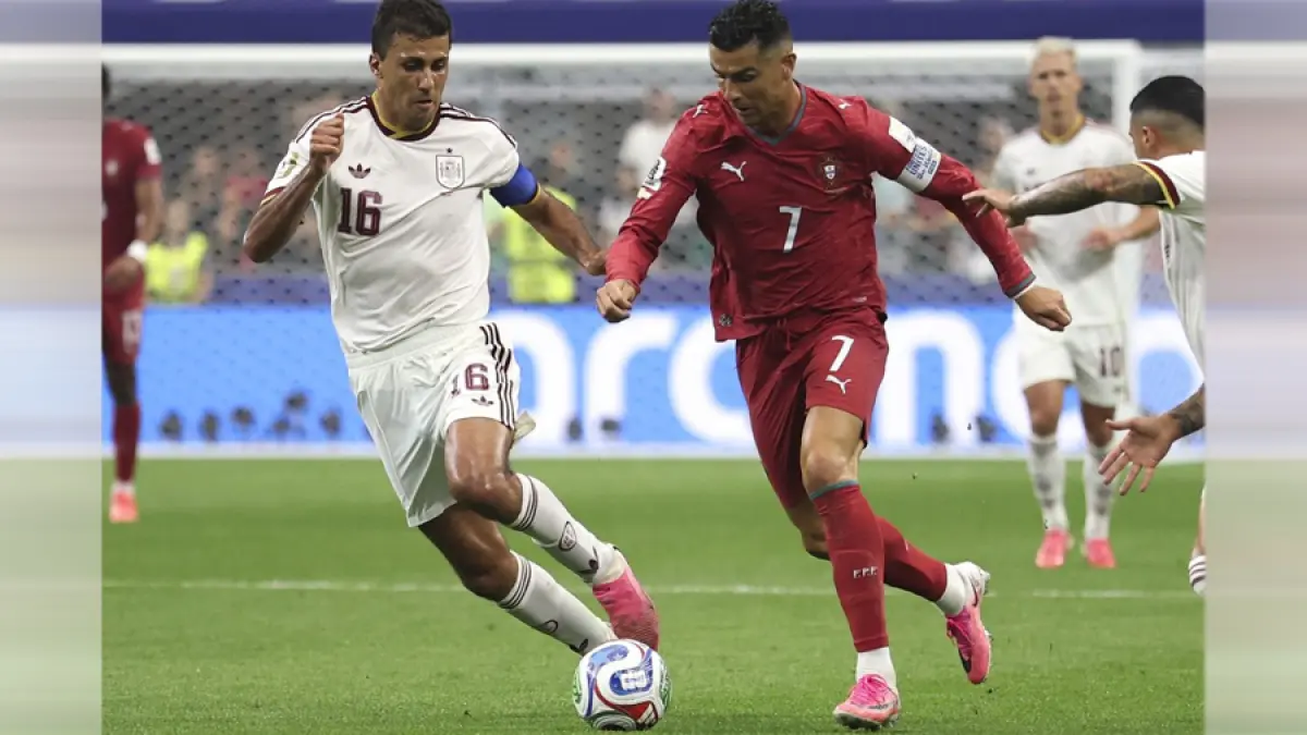 Cristiano Ronaldo dari timnas Portugal berduel dengan Rodri dari timnas Spanyol pada laga babak 16 besar antara Spanyol dan Portugal di Piala Dunia FIFA 2026 di Stadion Dallas di Dallas, Amerika Serikat, 6 Juli 2026. (XinHua/Li Ying)