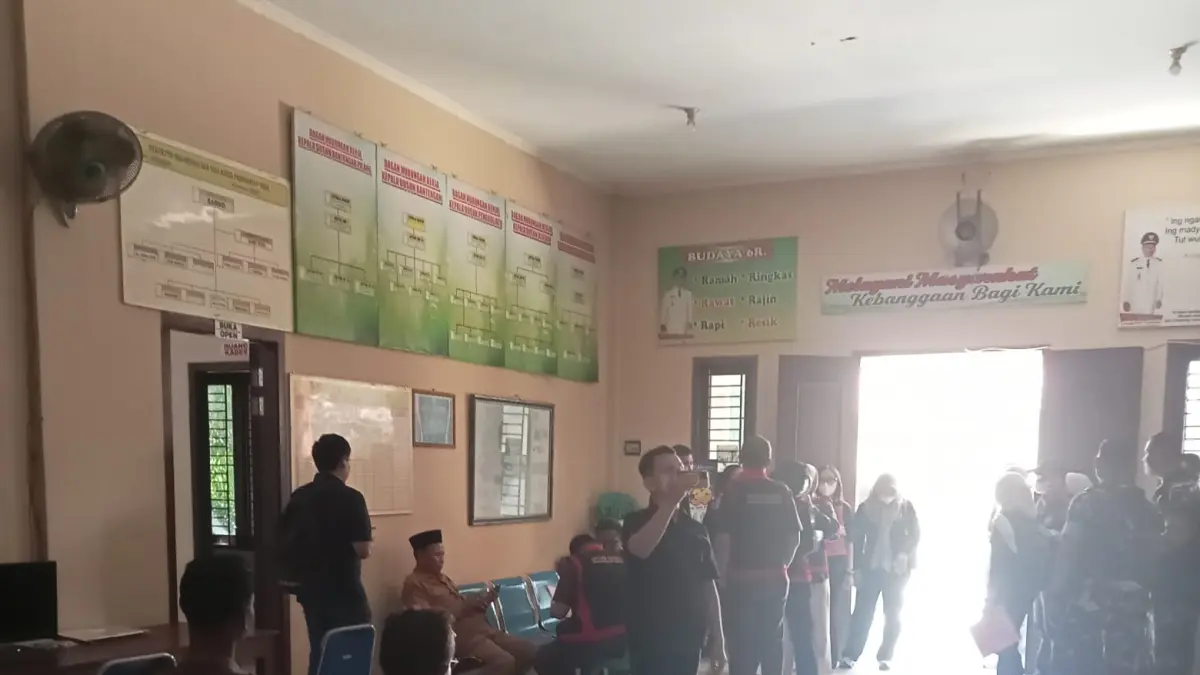 DIGELEDAH – Tim dari Jaksa Kejari Grobogan melakukan pemeriksaan dan penggeledahan dalam penyelidikan dugaan kasus korupsi Kades Tlogomulyo. 