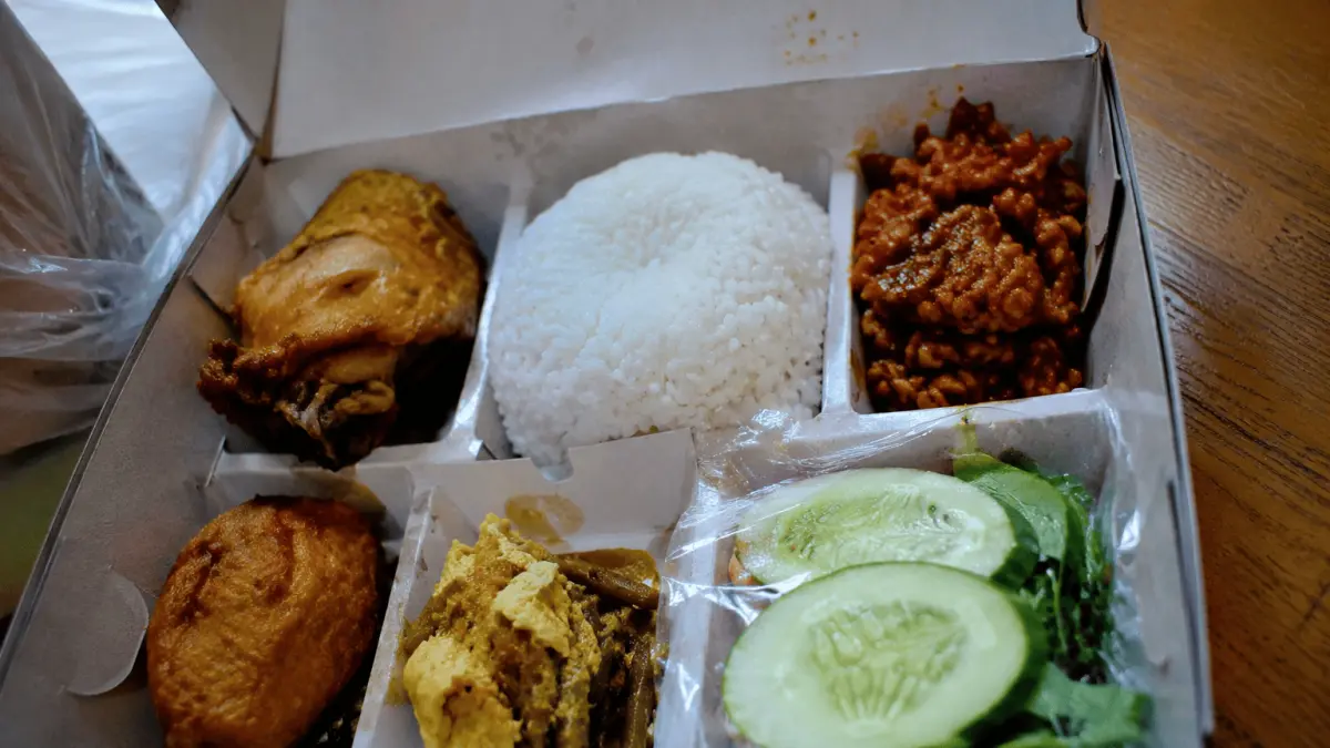 Gambar Nasi Kotak lengkap dengan mentimuun, ternyata mentimun bukan hanya sebagai hiasan saja namun ada manfaat lain yang belum banyak orang tau
