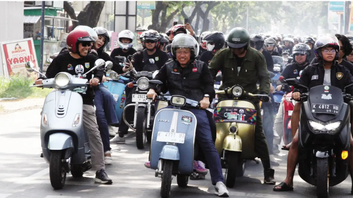 GAS SKUTERAN: Bupati Kudus Sam’ani dan Wakil Bupati Bellinda Birton antusias mengikuti Scooter Go Green Tour de Logung tahun lalu. (INDAH SUSANTI/RADAR KUDUS)