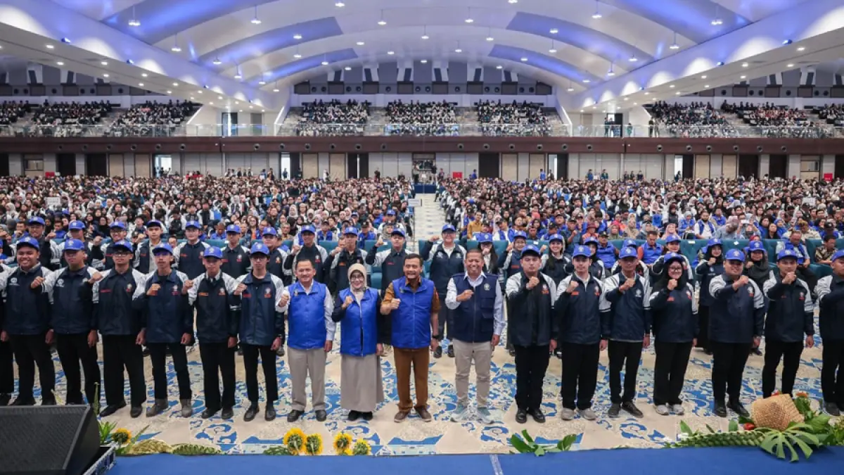 Gubernur Jateng Ahmad Luthfi berfoto dengan Ribuan mahasiswa KKN Tahun 2026.
