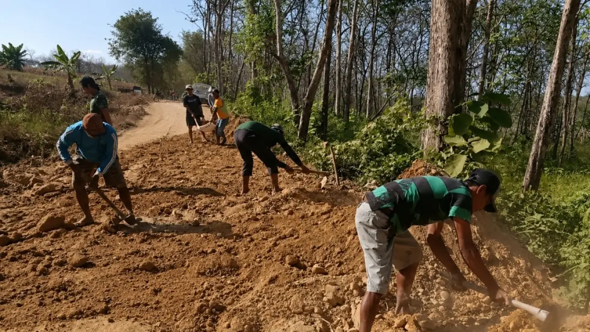 KOMPAK: Warga saat melanjutkan perbaikan Jalan dari Desa Nglebak ke Desa Pitu yang berada di wilayah KHDTK UGM. 