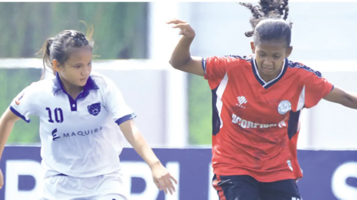 KUNCI KEMENANGAN: Pemain Scorpion FC Clarisya Putri (kanan) berusaha melewati lawan. (HERMAWAN DANU UNTUK RADAR KUDUS)