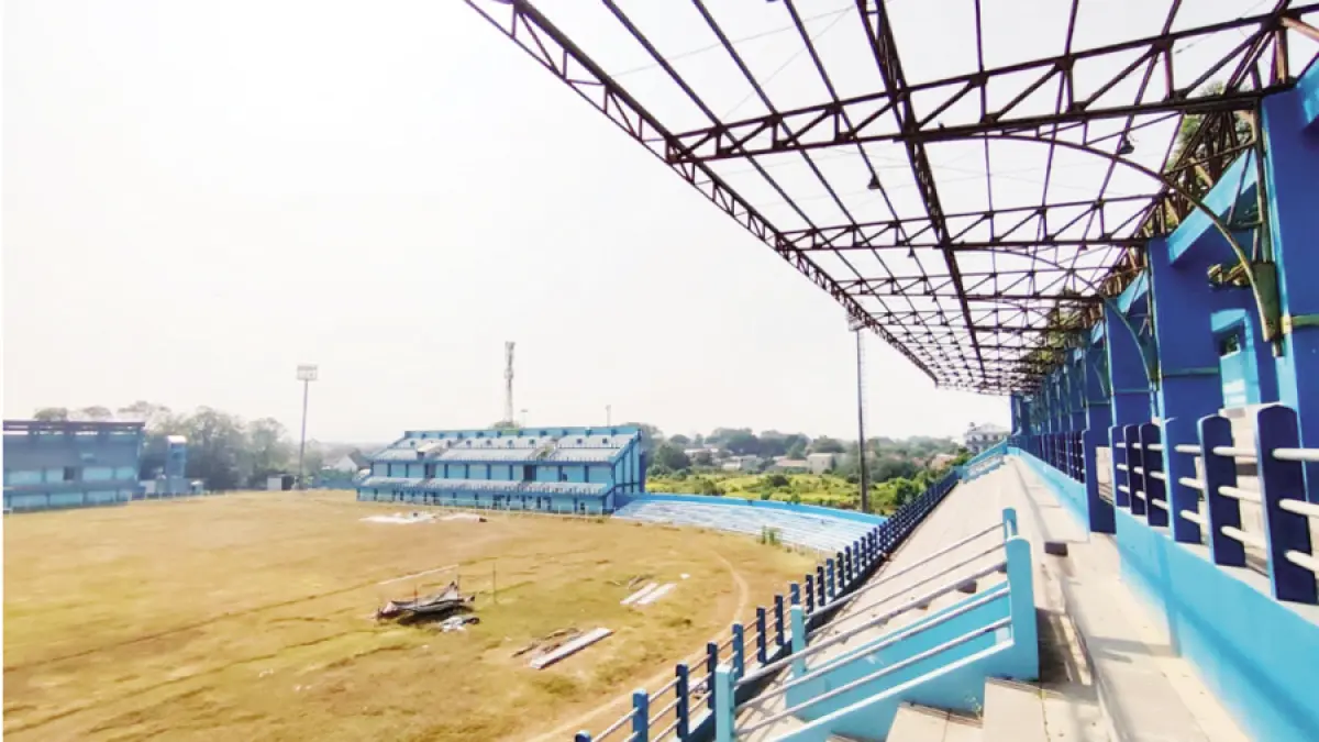 MULAI: Pekerja melakukan pembongkaran tribun sisi selatan Stadion Wergu Wetan. (GALIH ERLAMBANG W/ RADAR KUDUS)