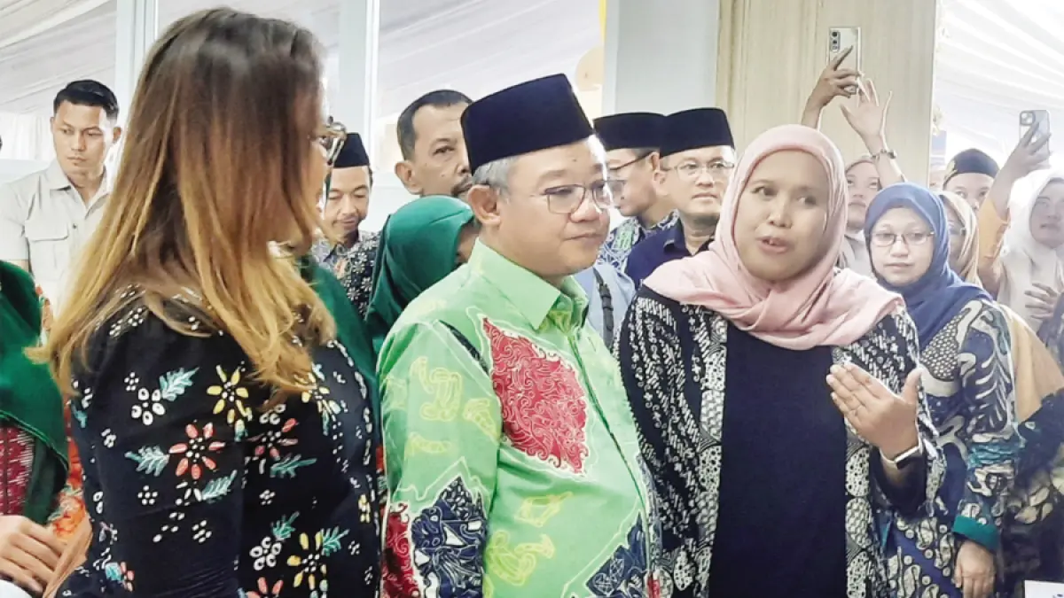 NGOBROL SANTAI: Menteri Pendidikan Dasar dan Menengah (Mendikdasmen)&nbsp;Abdul Mu’ti saat mengunjungi sekolah yang ada di Kecamatan Gebog, Kudus. (INDAH SUSANTI/RADAR KUDUS)