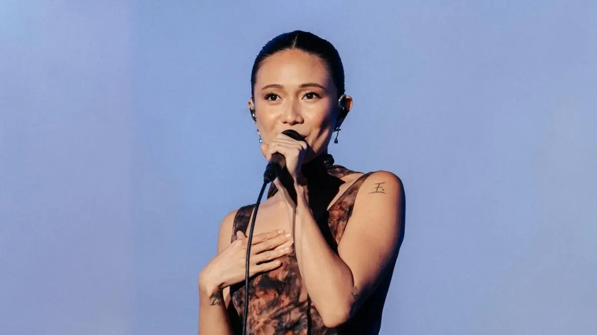 NIKI akhirnya debut manggung di Yogyakarta lewat panggung magis Prambanan Jazz Festival 2026 — 22 lagu, ribuan penonton nyanyi bareng, plus kejutan lamaran romantis di tengah konser.
