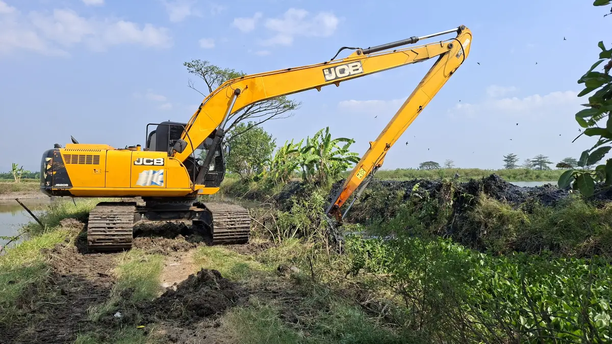 NORMALISASI: Operator alat berat mengeruk sedimentasi di Sungai Togor Desa Gulang, Senin (6/7). (ANDIKA TRISNA SAPUTRA/RADAR KUDUS)