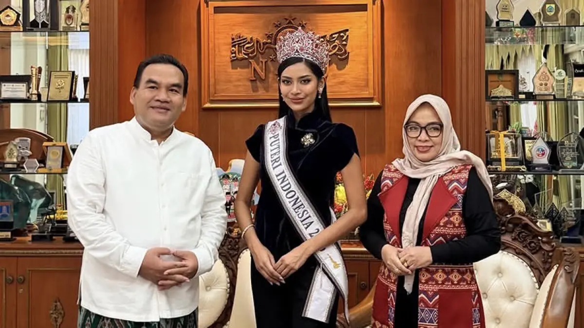 Puteri Indonesia Asal Blora Agnes Aditya Rahajeng (tengah) saat berfoto dengan Bupati Blora Arief Rohman. (ARIF FAKHRIAN KHALIM/ RADAR KUDUS)
