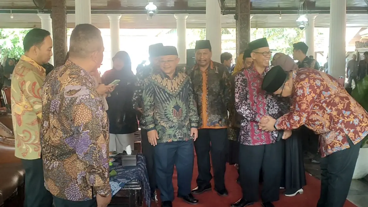 SAMBUT TAMU: Mendikdasmen didampingi Bupati dan Wakil Bupati, Harno-Hanies usai mengisi seminar nasional dan hadiri Anniversary FABs di museum RA Kartini, Rembang kemarin. (WISNU AJI/RADAR KUDUS)