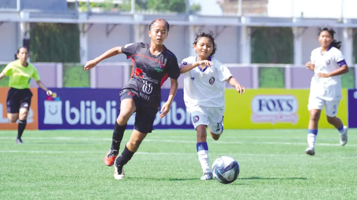 ADU KUAT: Pemain Arema FC Woman (kanan) berusaha mempertahankan bola dari lawan di Super SoccerArena kemarin. (HSPL UNTUK RADAR KUDUS)