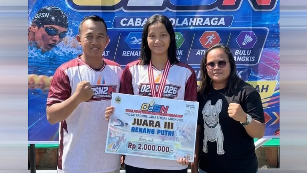 Almayra Irdina Humayra (foto tengah) bersama pendamping Bapak Adhi (guru SMKN3 Jepara) dan Pelatih Mbak Deta (GTS Jepara)