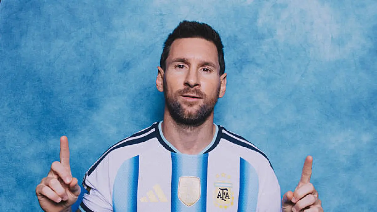 Argentina menang 3-2 atas Mesir, tapi wasit François Letexier yang jadi bintang kontroversi! Gol dianulir, penalti diabaikan VAR — publik ramai-ramai tuduh turnamen ini "direkayasa" demi Messi. Pelatih Mesir sampai murka. (Sumber Getty Images)