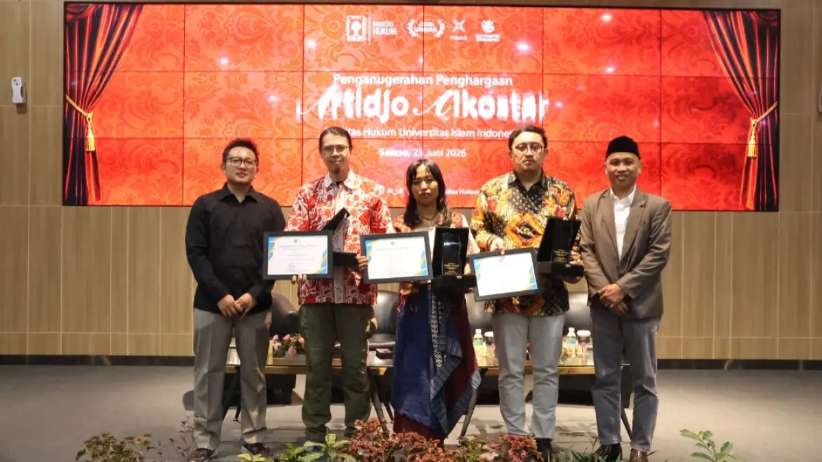 BERGAIRAH: Daniel menerima penghargaan beserta dua aktivis lain, Lakso Anindito (kedua dari kanan) sebagai Aktivis Hukum dan Anti-Korupsi dan Eni Lestari (tengah) sebagai Aktivis Buruh Migran, pada Selasa (23/6). (FH UII YOGYAKARTA UNTUK RADAR KUDUS)