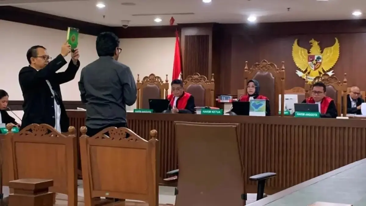 Ferry Irwandi mengucapkan sumpah sebelum memberikan kesaksian di sidang kasus "timpa teks" Khariq Anhar di PN Jakarta Pusat. Tegaskan editan Khariq bukan hoaks, melainkan bagian dari budaya meme yang sudah lumrah di media sosial. @irwandiferry