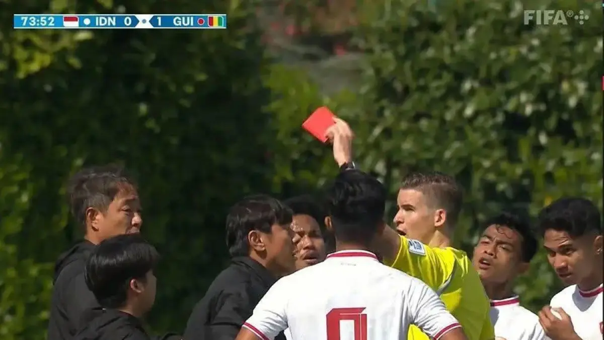 Kepemimpinan wasit asal Prancis, Francois Letexier, saat laga Timnas U-23 Indonesia melawan Guinea.