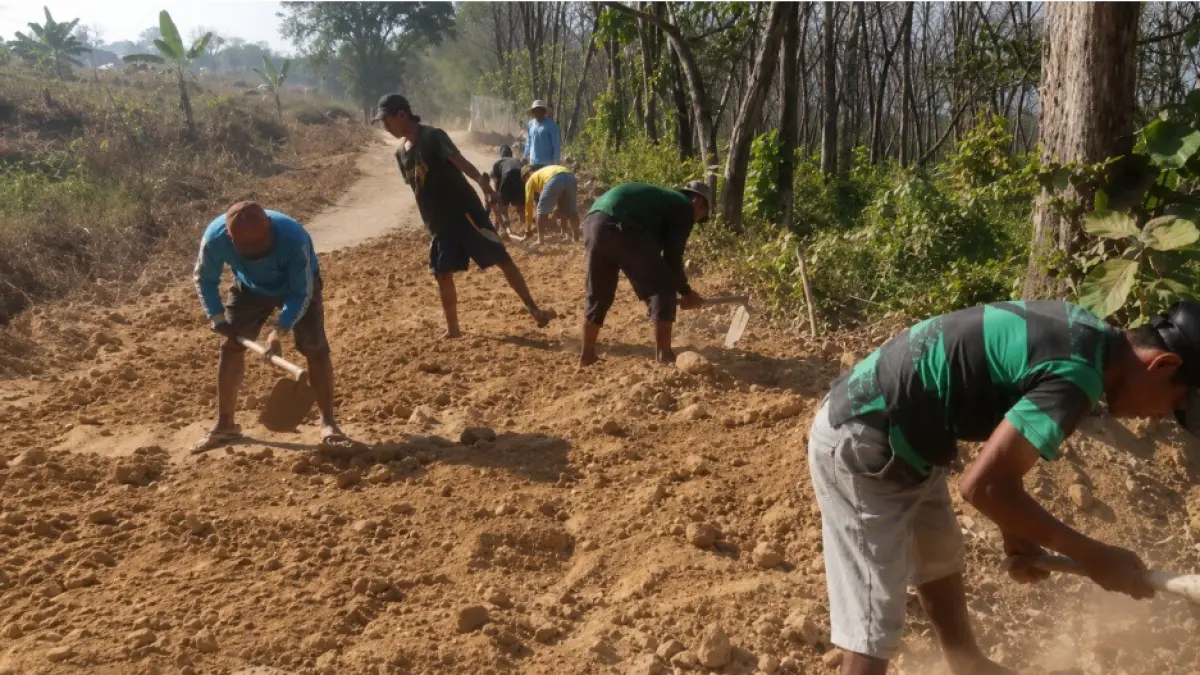 KOMPAK: Warga Desa Nglebak Kecamatan Kradenan Blora saat kerja bakti memperbaiki Jalan penghubung Desa Nglebak dan Desa Pitu di wilayah KHDTK UGM. (EKO SANTOSO/RADAR KUDUS)
