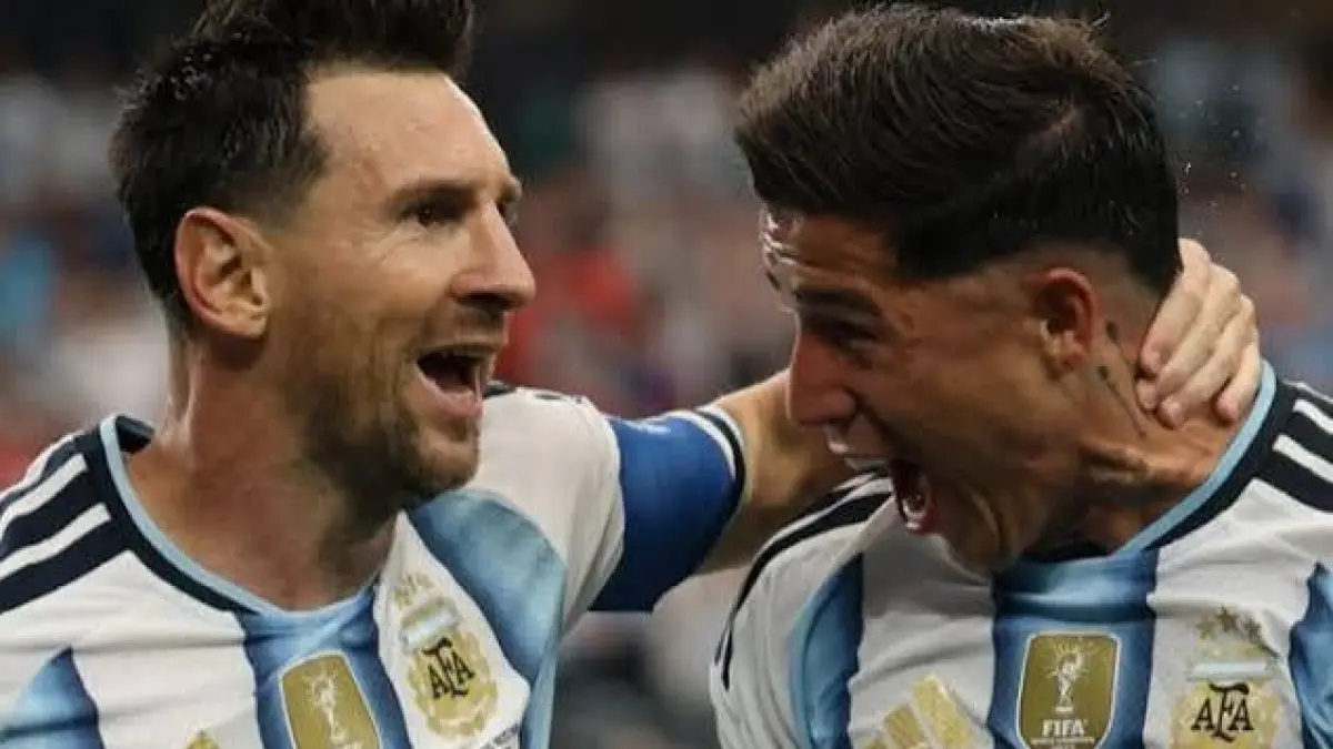 Messi (kiri) dan Enzo Fernandez (kanan) merayakan gol bersama usai mengunci kemenangan saat melawan mesir di Piala Dunia 2026