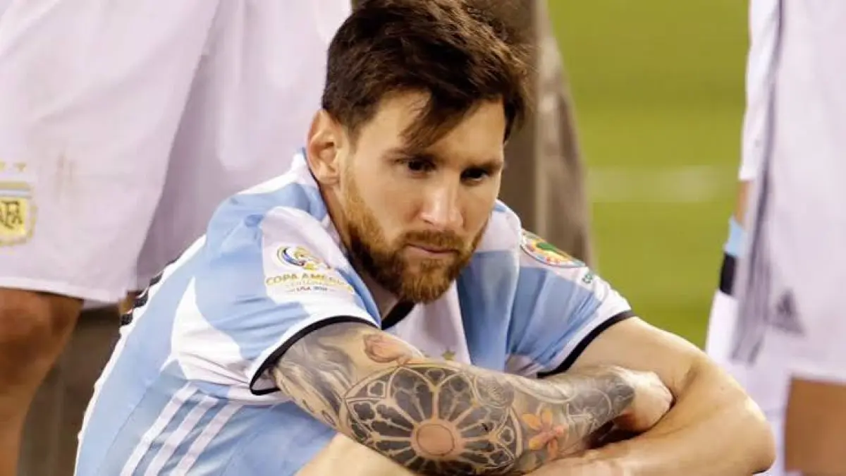 Messi tertunduk lesu usai kalah melawan Chile di final Copa Amerika 2016 dan gagal membawa argentina juara di tiga edisi final yang dilakoninnya