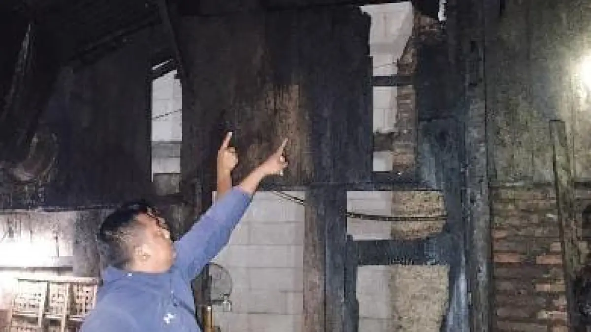 PADAMKAN API – Petugas dari Damkar dan Polsek Tanggungharjo membantu dalam pemadaman api di rumah warga Desa Sugihmanik, Kecamatan Tanggungharjo. 