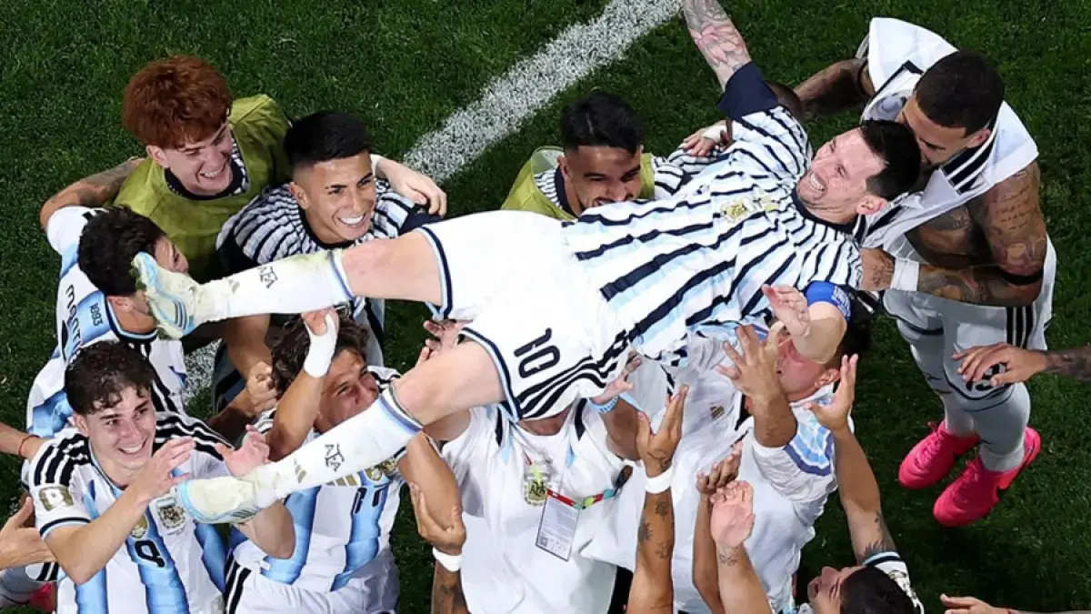 Para pemain Timnas Argentina merayakan kemenangan dramatis atas Mesir melalui gol di menit akhir memastikan maju ke babak perempat fnal piala dunia. (Instagram @conmebol)
