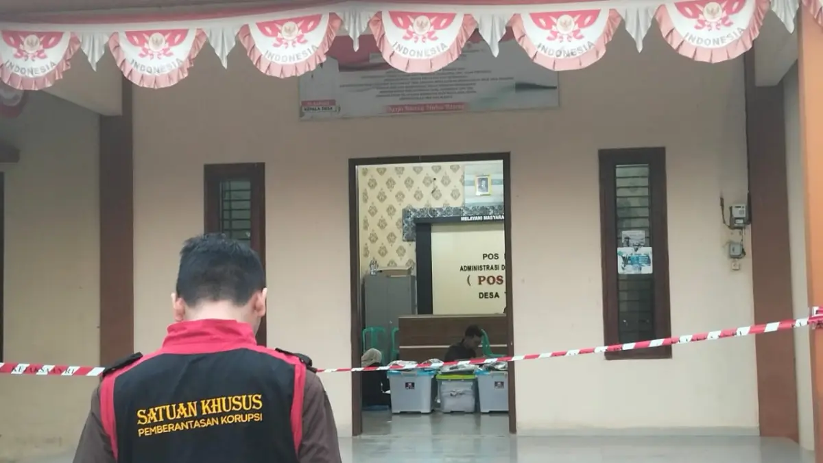PASANG PEMBATAS – Pegawai Kejari Grobogan lakukan pembatas di kantor Balai Desa Tlogomulyo, Kecamatan Gubug usai menyita dokumen desa dan barang bukti lainya, Selasa (7/7). 