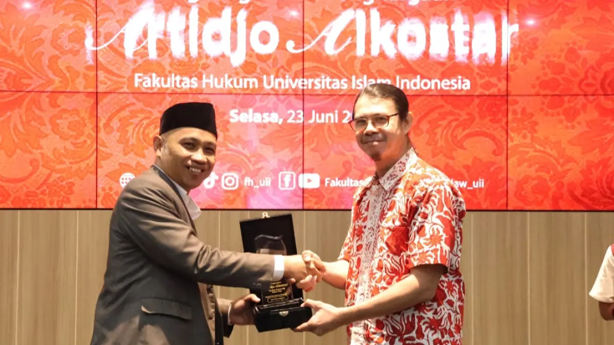PEDULI: Daniel tengah menerima penghargaan di Auditorium Lantai 4 FH UII Yogyakarta oleh Dekan FH Prof. Dr. Budi Agus Riswandi, S.H., M.Hum pada Selasa (23/6) lalu.&nbsp;(FH UII UNTUK RADAR KUDUS)