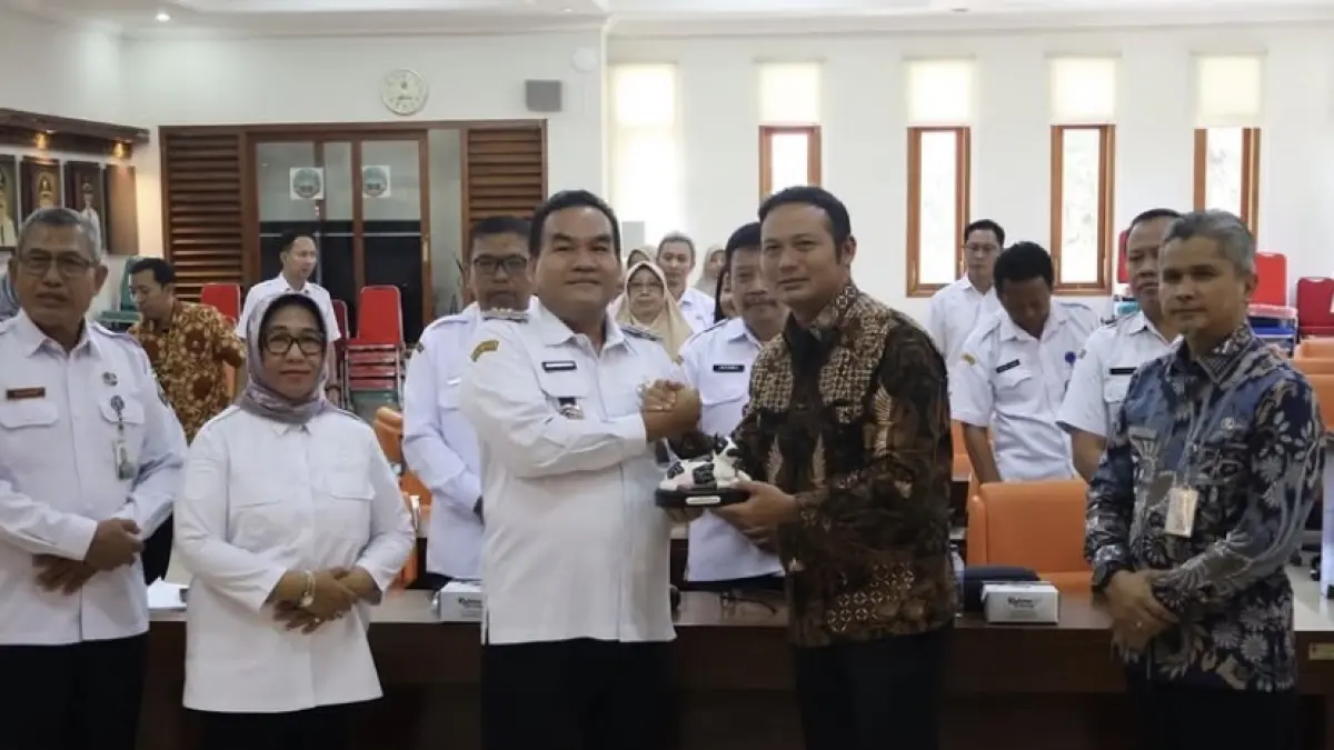 KERJA SAMA : Bupati Blora Arief Rohman (tiga dari kiri) dan Bupati Boyolali Agus Irawan (dua dari kanan) berjabat tangan sebagai penanda kolaborasi antar daerah di Ruang Pertemuan Setda Blora.&nbsp;