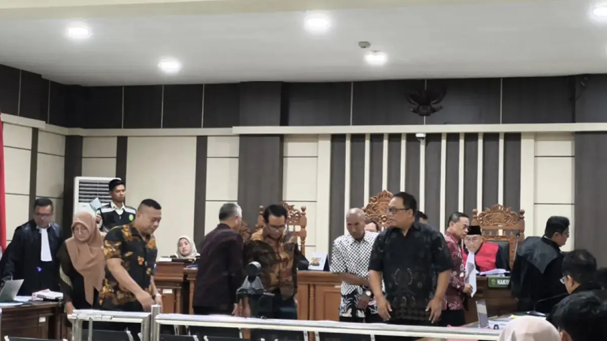 Mantan Kepala Dinas Pemberdayaan Masyarakat dan Desa (Dispermades) Kabupaten Pati, Tri Hariyama (baju putih) menjadi saksi di Pengadilan Tipikor Semarang, Rabu (8/7/2026) (IDA FADILAH/JAWA POS RADAR SEMARANG)
