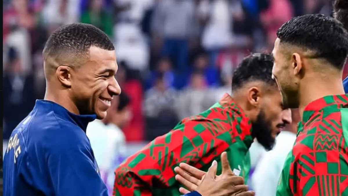 Mbappe dan Hakimi tampak akrab dengan seragam timnas masing-masing.