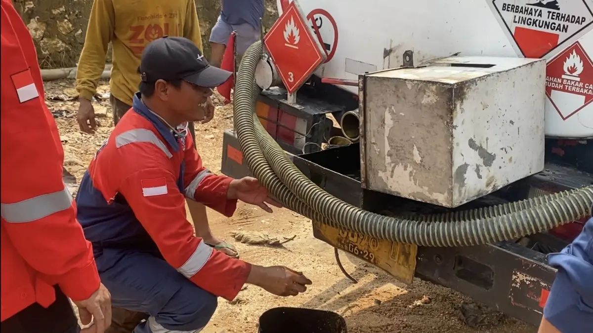 PASOK PERTAMINA - Warga Dukuh Gendono saat melakukan pengiriman perdana minyak mentah ke Pertamina.&nbsp;