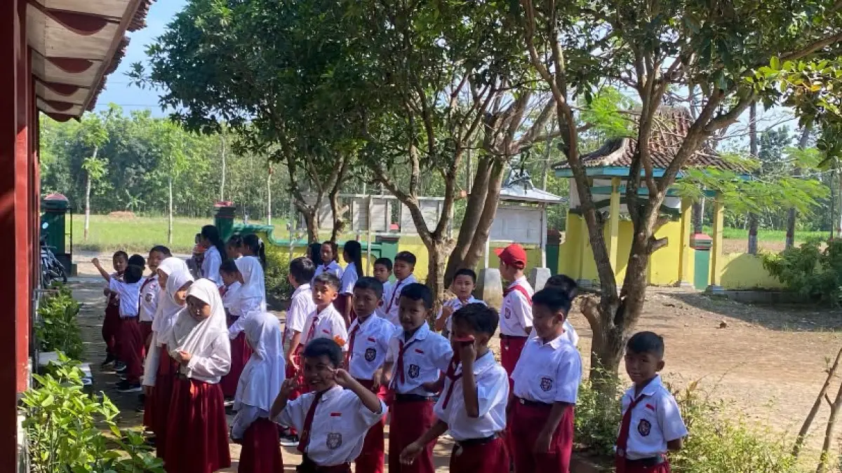 PENERIMAAN : Potret siswa di SMPN 1 Blora keluar dari sekolah saat jam pulang