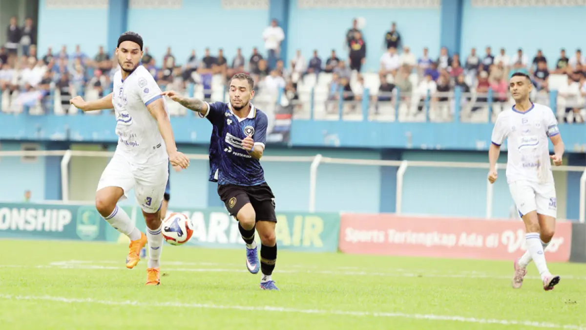 PERSAINGAN KETAT: Pemain Persiku Caique Souza (kanan) saat membela Persiku pada musim lalu. (GALIH ERLAMBANG W/RADAR KUDUS)