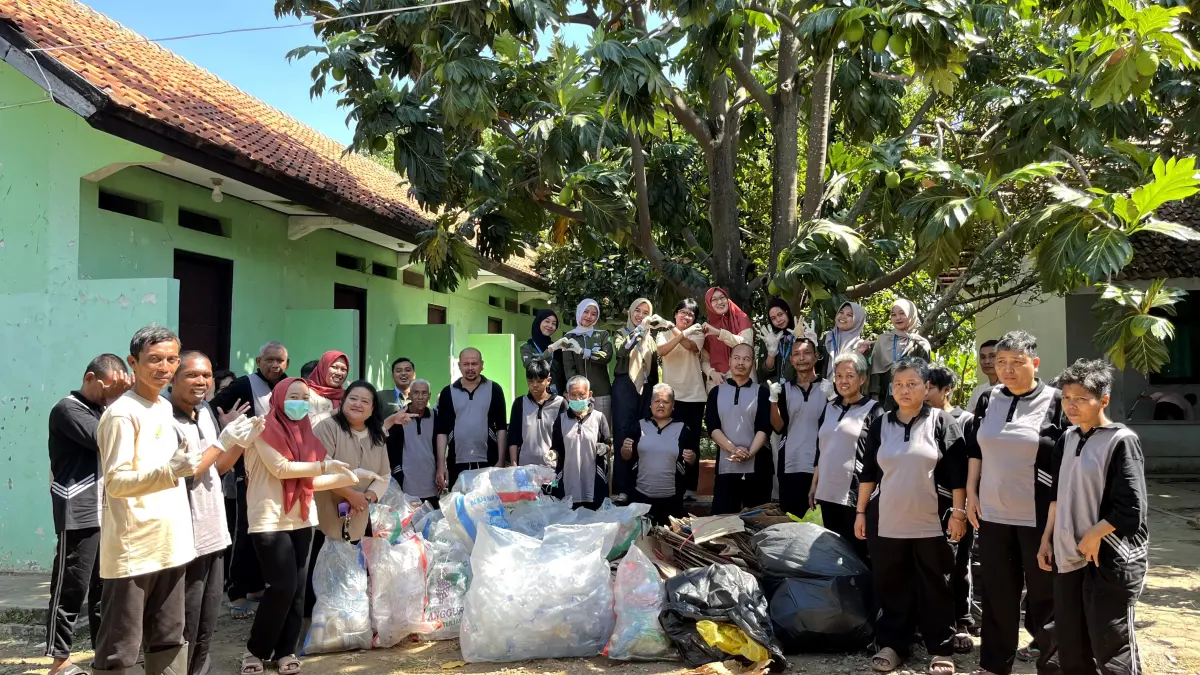 SEMANGAT: Mahasiswa Program Studi Bimbingan Konseling Islam (BKI) UIN Sunan Kudus yang menjalani Praktik Pengalaman Lapangan (PPL) Terintegrasi KKL di Rumah Pelayanan Sosial (RPS) Waluyotomo Jepara mengikuti kegiatan pemilahan sampah, Senin (7/7). 
