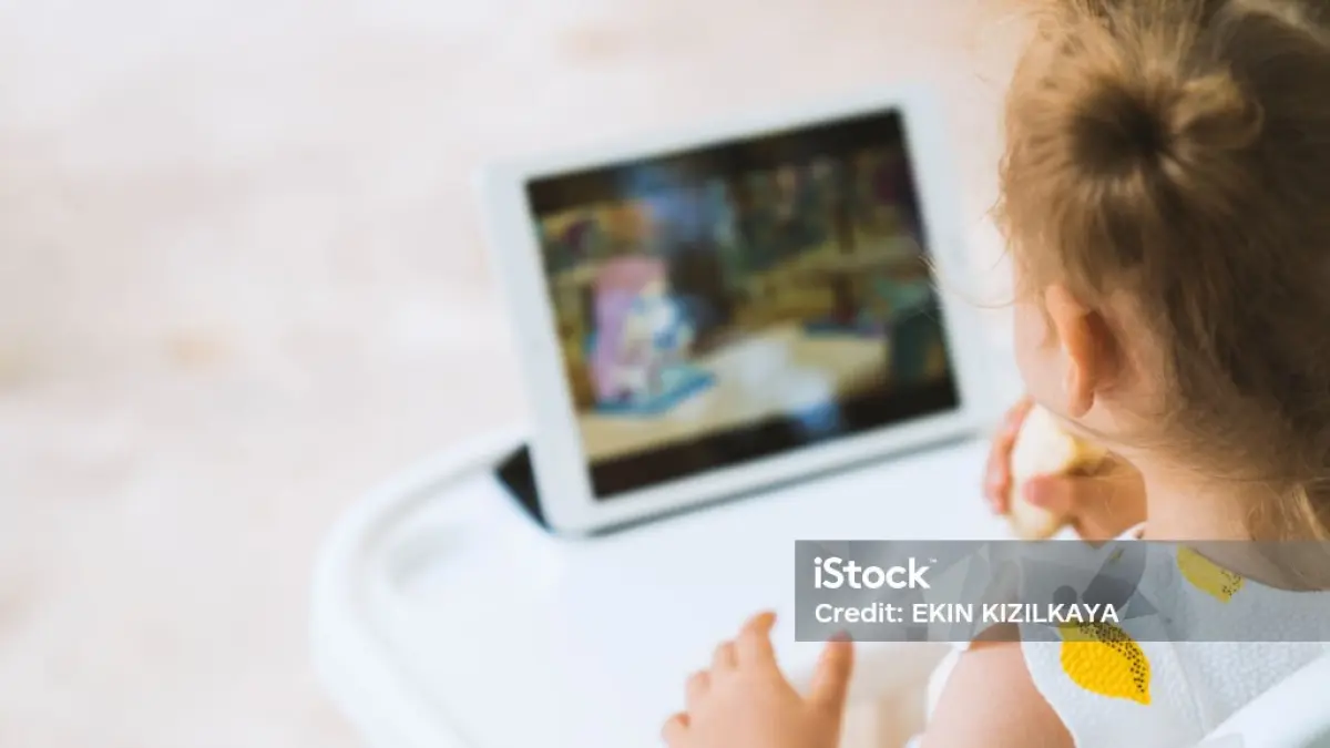 Sering kasih gadget ke anak biar anteng? Hati-hati, penelitian nunjukkin makin tinggi screen time, makin besar risiko hambatan perkembangan motorik anak!. (Istock)