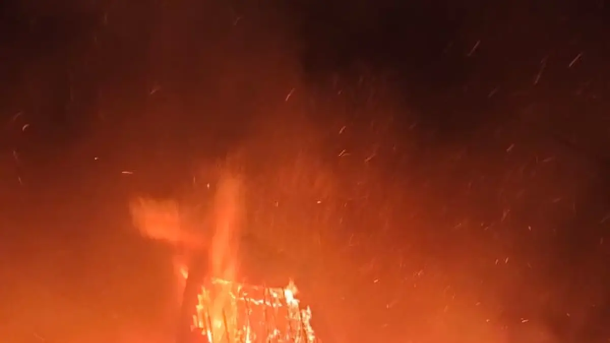 WARGA UNTUK RADAR KUDUS

MENGAMUK: Kebakaran hebat meludeskan rumah milik Sumindar warga Desa Logung, Kecamatan Sumber malam kemarin.