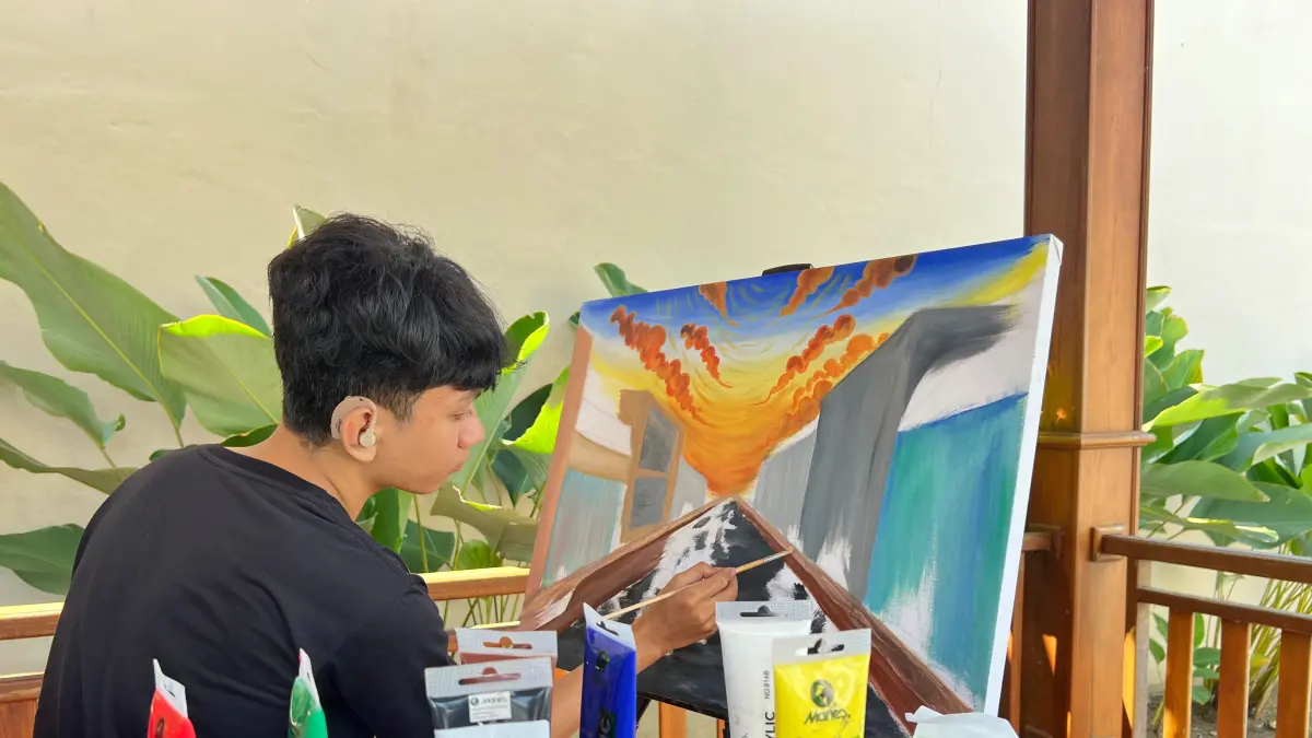 PENUH FOKUS: Dafa Pramudia Perkasa, siswa SLB Negeri Jepara, fokus menyelesaikan lukisannya saat mengikuti Lomba Lukis Difabel dalam rangka Hari Bhayangkara ke-80 di Mapolres Jepara, Jumat (10/7/2026). Karya tersebut akan mewakili Polres Jepara pada lomba tingkat Mabes Polri.