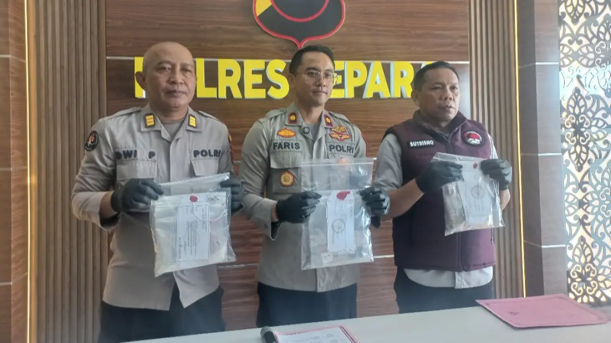 TERUNGKAP: Barang bukti berupa 177,5 gram sabu, narkotika jenis pil exstasi 10 butir dan obat berbahaya daftar G sebanyak 2131 butir berhasil diamankan Polres Jepara, dari kasus sepanjang Januari-Juni, pada press release Jumat (10/7). (FIKRI THOHARUDIN/RADAR KUDUS)&nbsp;