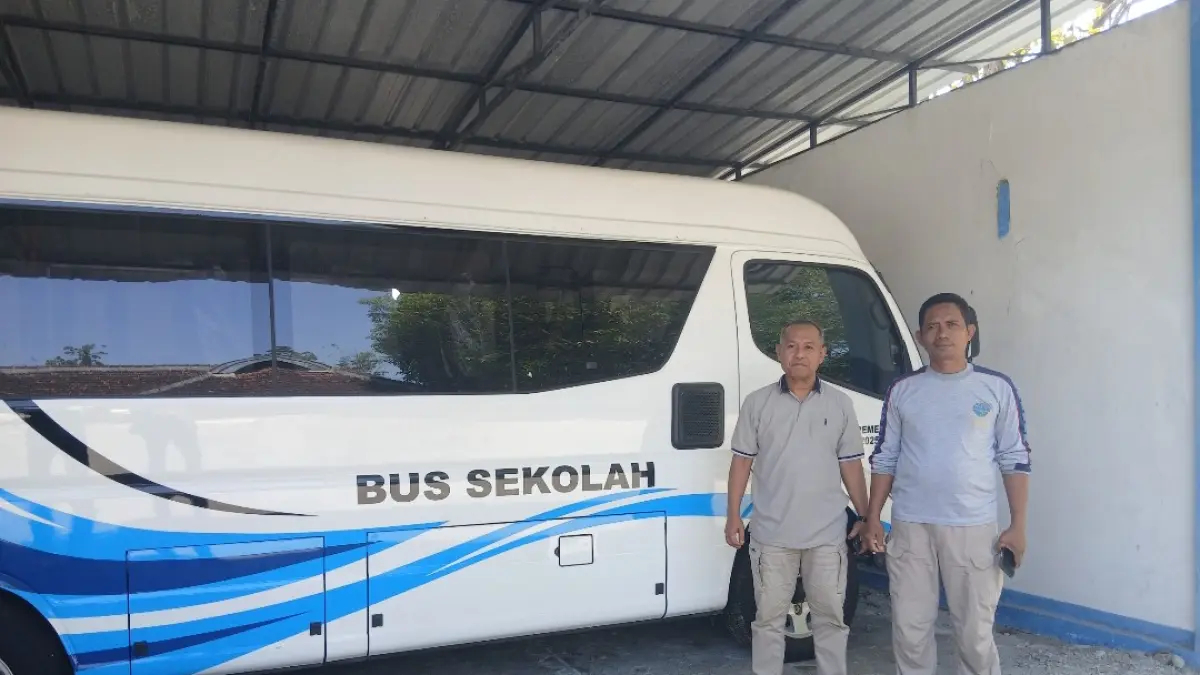 ANTUSIAS: Kepala Bidang Lalu Lintas Angkutan Jalan (LLAJ) pada Dinas Perumahan, Permukiman, dan Perhubungan (Dinrumkimhub) Kabupaten Blora Sunyoto (kiri) saat menunjukkan bus sekolah yang segera beroperasi secara gratis. (EKO SANTOSO/RADAR KUDUS)