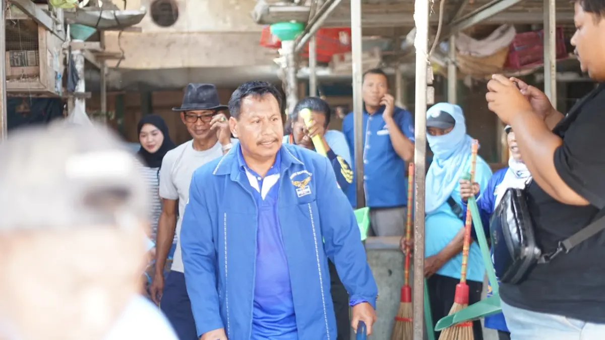 DPC DEMOKRAT REMBANG/RADAR KUDUS

SEMANGAT: Bupati Harno mendorong gerobak sampah hasil bersih-bersih bersama ratusan kader Demokrat di Pasar Rembang kemarin.