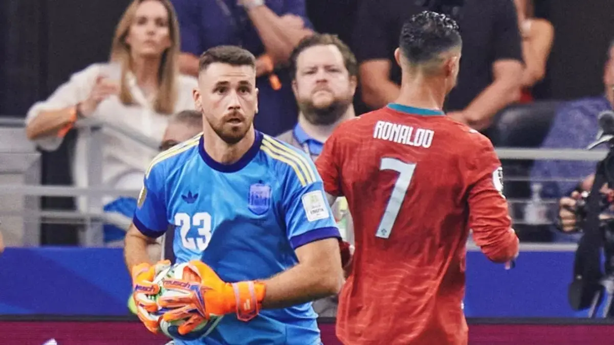 Kiper Spanyol Unai Simon belum kebobolan di Piala Dunia 2026. La Furia Roja mengandalkan pertahanan kokoh saat menghadapi Belgia di perempat final. (Instagram @sefutbol)