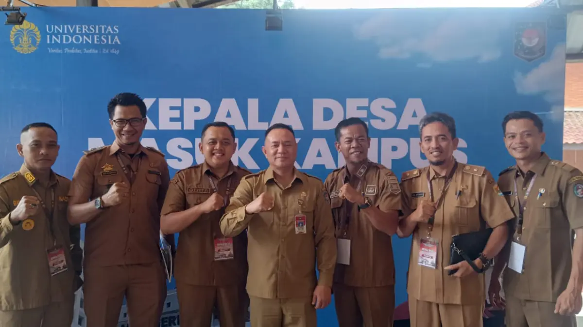 KULIAH: Kades Grabagan Eko Setyawan (dua kanan) saat mengikuti program kuliah di UI.