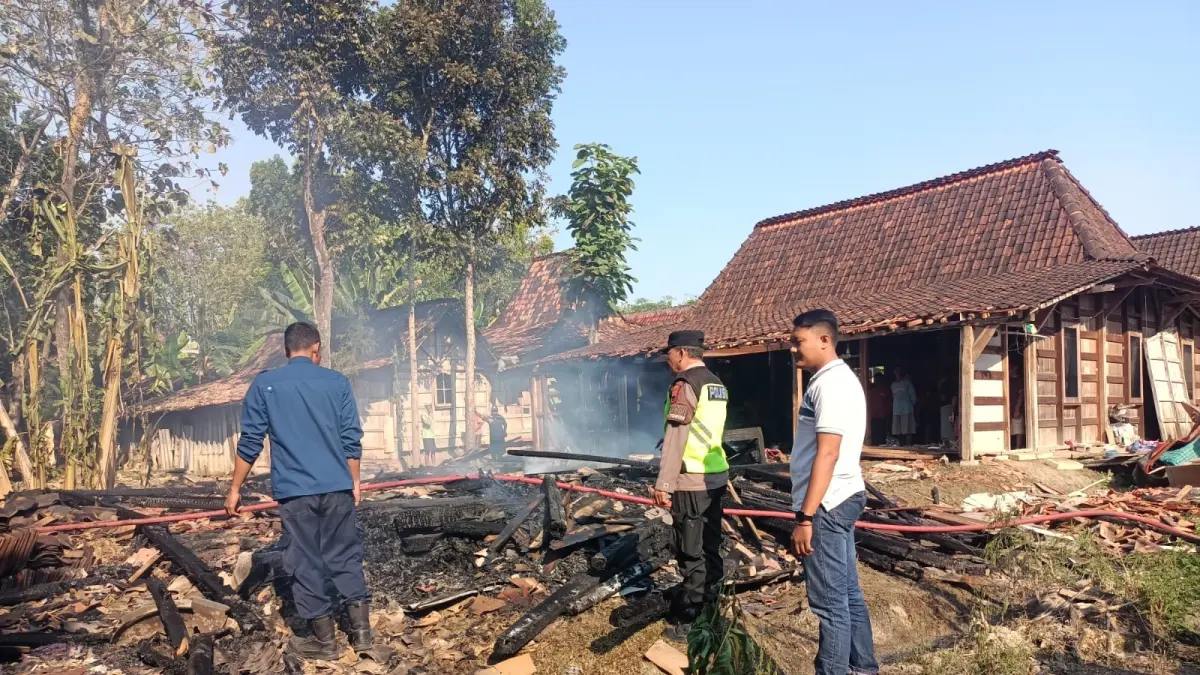 PADAMKAN API – Petugas Damkar dan Polsek Toroh memadamkan api di Desa Kenteng, Kecamatan Toroh. 