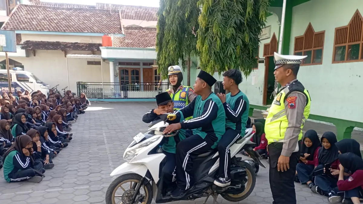 SOSIALISASI: Satlantas Polres Grobogan saat sosialisasi tertib berlalu lintas.