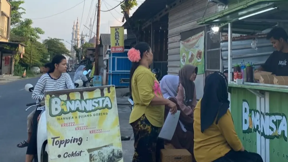 Udah pernah coba nangka GORENG??
Di Bananista, Kalinyamatan Jepara, ada pisang goreng, nangka goreng, sampai menu MIX keduanya! Best seller-nya pisang goreng topping cokelat keju & nangka goreng original, dijamin nagih