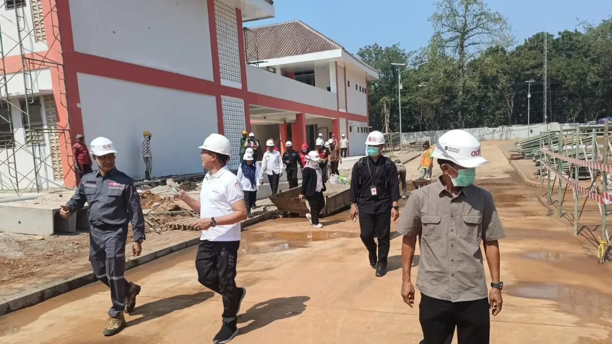 TAHAP FINISHING: Perwakilan Kemensos didampingi Dinsospermasdes, DPUPR Jepara, serta pemborong tengah meninjau kesiapan Sekolah Rakyat pada Jumat (10/7). (DINSOSPERMASDES JEPARA UNTUK RADAR KUDUS)