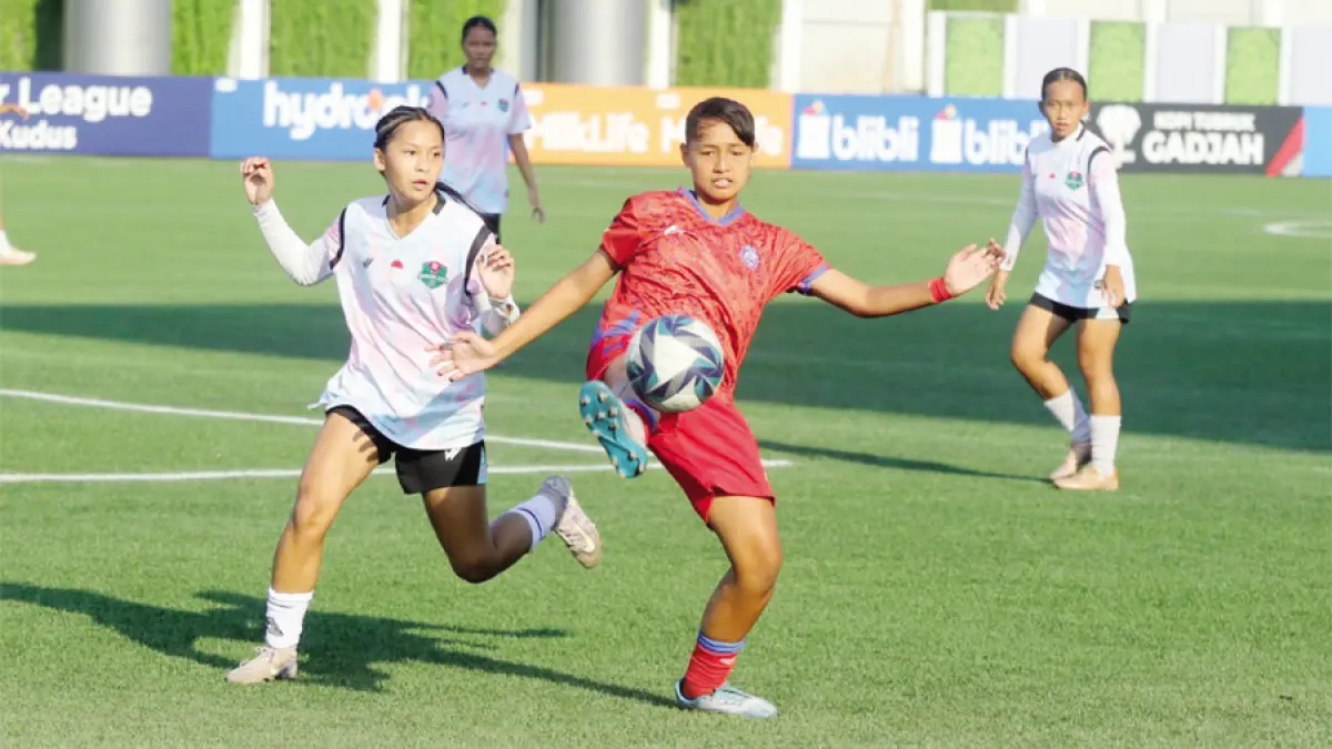 KUNCI KEMENANGAN: Pemain Arema FC Women berebut bola dengan pemain Putri Tangsel City (Jersi putih). (GALIH ERLAMBANG W/ RADAR KUDUS)