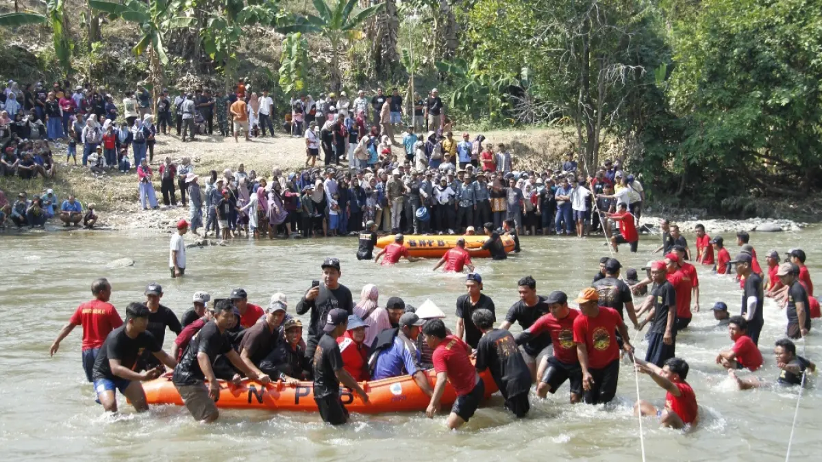 GUYUB RUKUN: Proses penyeberangan dari Desa Karanglangu menuju Desa Ngombak, Kedungjati dalam Tradisi Asrah Batin 2026. (FIKRI THOHARUDIN/RADAR KUDUS)